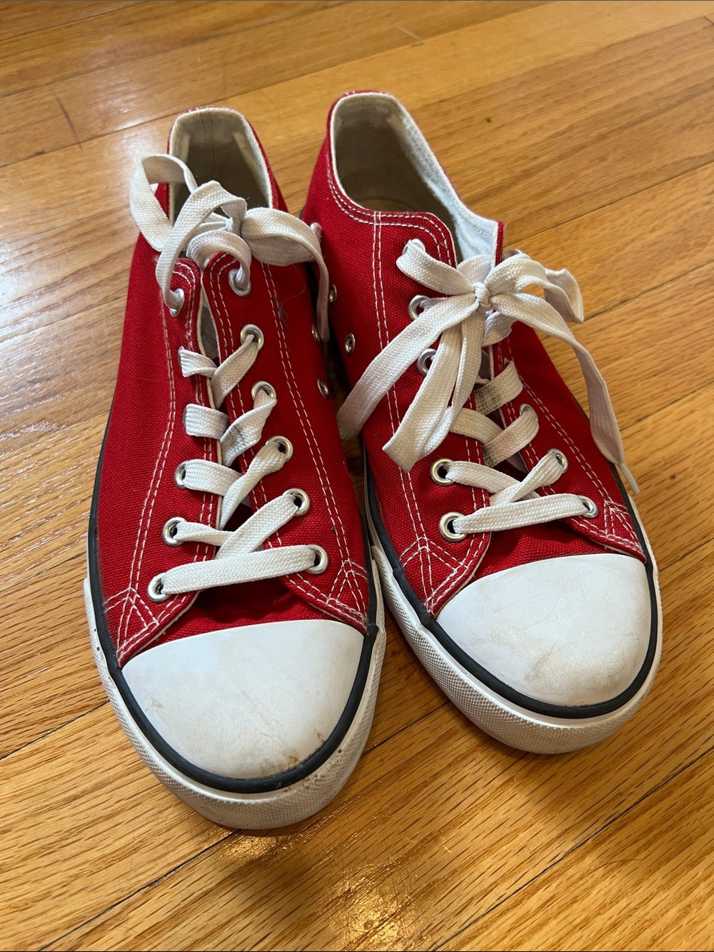 Red Low Top Converse Sneakers, Red, 8/39